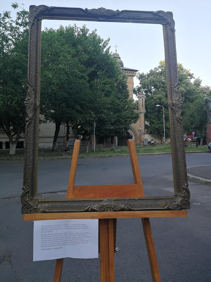 Ramă ornamentală încadrând un fragment de arhitectură
