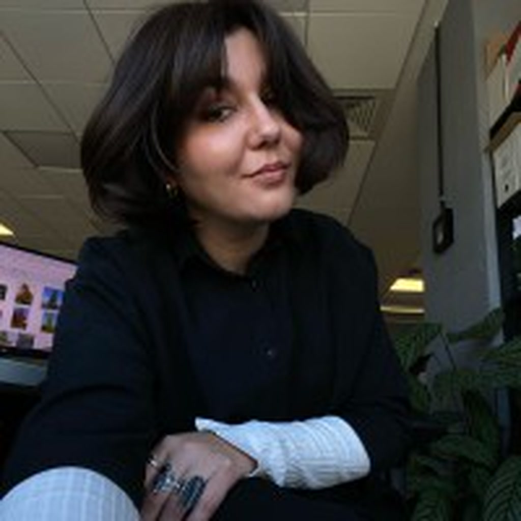 Portretul Lucianei Zeca, fotografiată în atelier